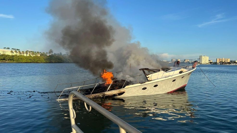 Image for story: Gallery: 50-foot yacht catches fire in Florida harbor