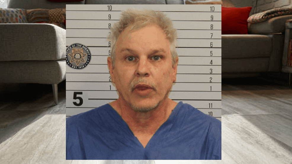 Image for story: Police: Tennessee man hired to mow lawn instead gets naked inside woman's home